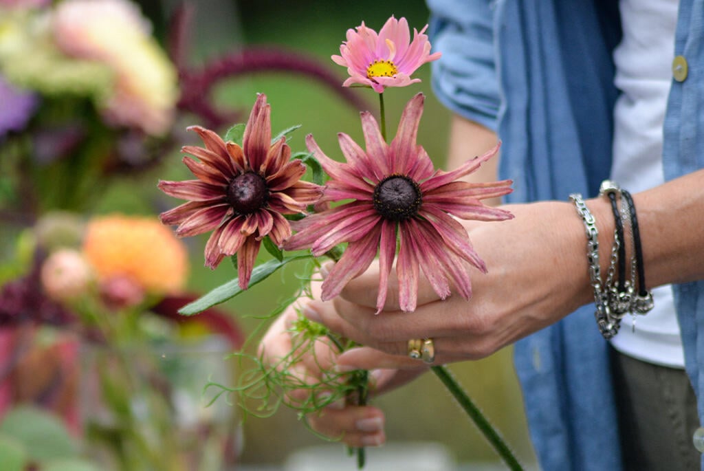 Nelson_Garden_Tying a spiral bouquet_image_4.jpg